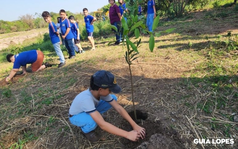 Alunos, professores e servidores participaram do plantio das mudas em comemoração ao Dia Mundial da Árvore.