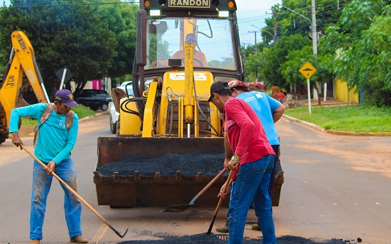 Em Guia Lopes da Laguna, Operação tapa buraco segue á todo vapor!