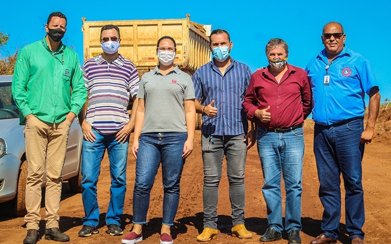 Prefeito Jair Scapini, visita canteiro de obras na BR 382.